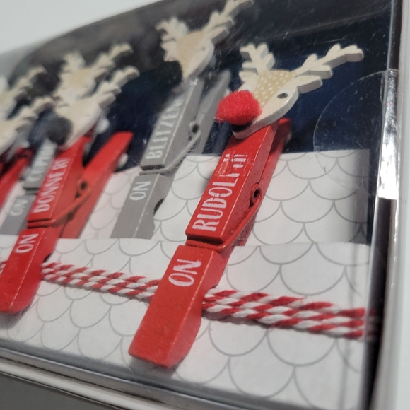 Set of 9 Santa's Reindeer Clothespin Holiday Card and Photo Hanging Kit - Picture 4 of 7